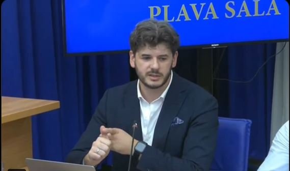 Buntovni Vasilije ne sluša svog tatu