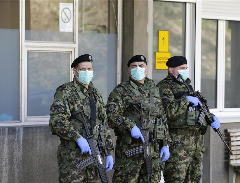 Beograd: Vojska u bolnicama, policija legitimiše građane
