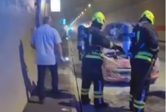 Spriječena tragedija na auto-putu: Mitrović spasio ženu i dvoje djece iz zapaljenog automobila