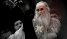 Arhimandrit Romanos: Amfilohije ne djeluje kao Hristov episkop, pokorava se komandama stranim crkvenim istinama