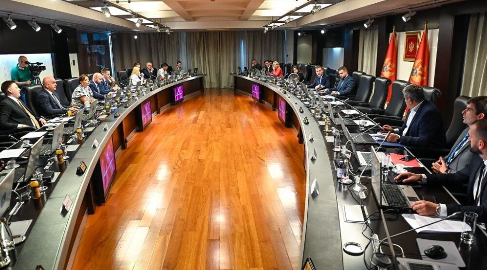 Ministri iz manjinskih partija napustili sjednicu Vlade zbog spomenika Amfilohiju