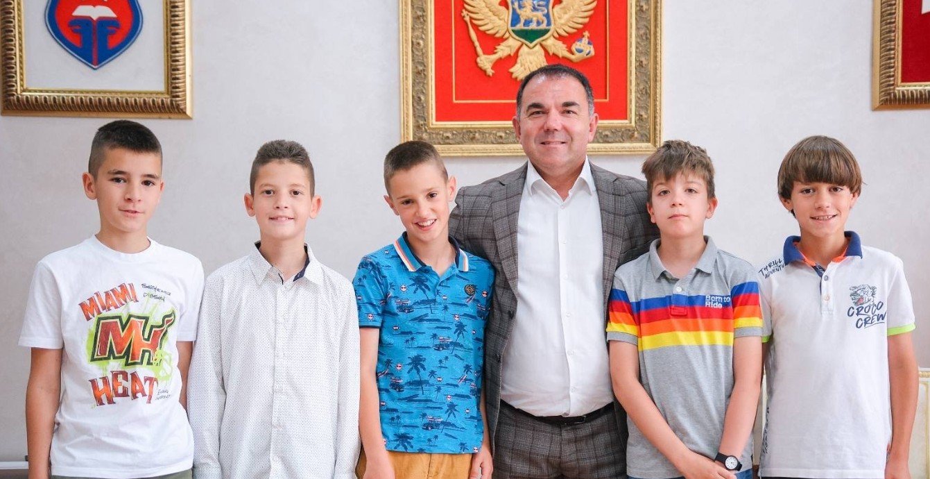 Gradonačelnik Đurašković nagradio dječake koji su pronašli i vratili izgubljeni novac