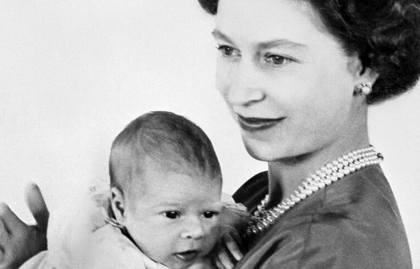 Ovo je razlog zašto ne postoje fotografije na kojima je kraljica Elizabeta trudna