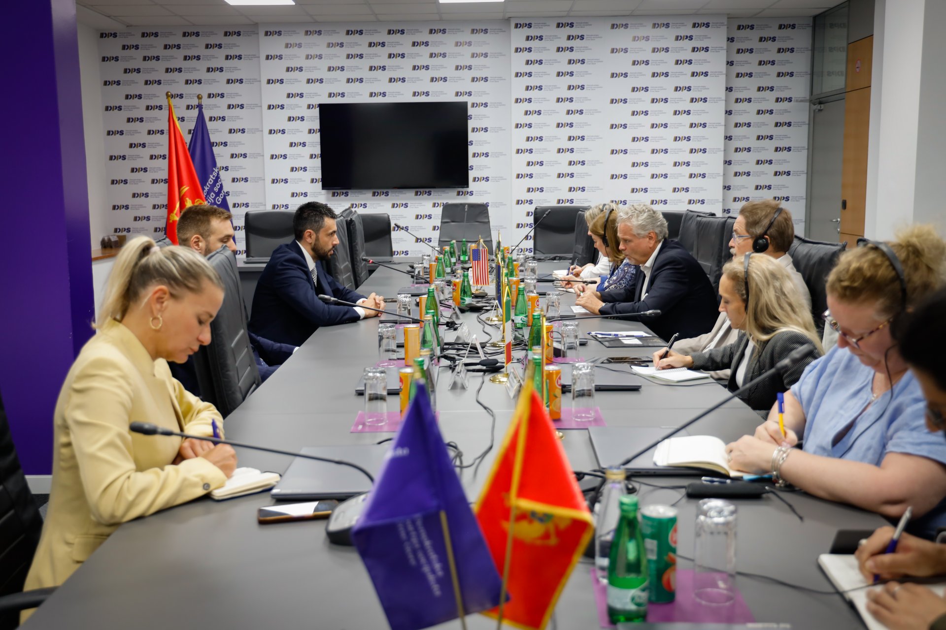Sastanak DPS i Kvinte; Živković: Revizija istorije i odnos Vlade prema Skupštini posebno problematični