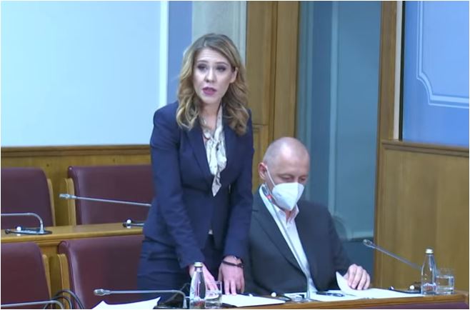 Ministarka Bratić nije željela da odgovori da li priznaje crnogorski jezik, naciju