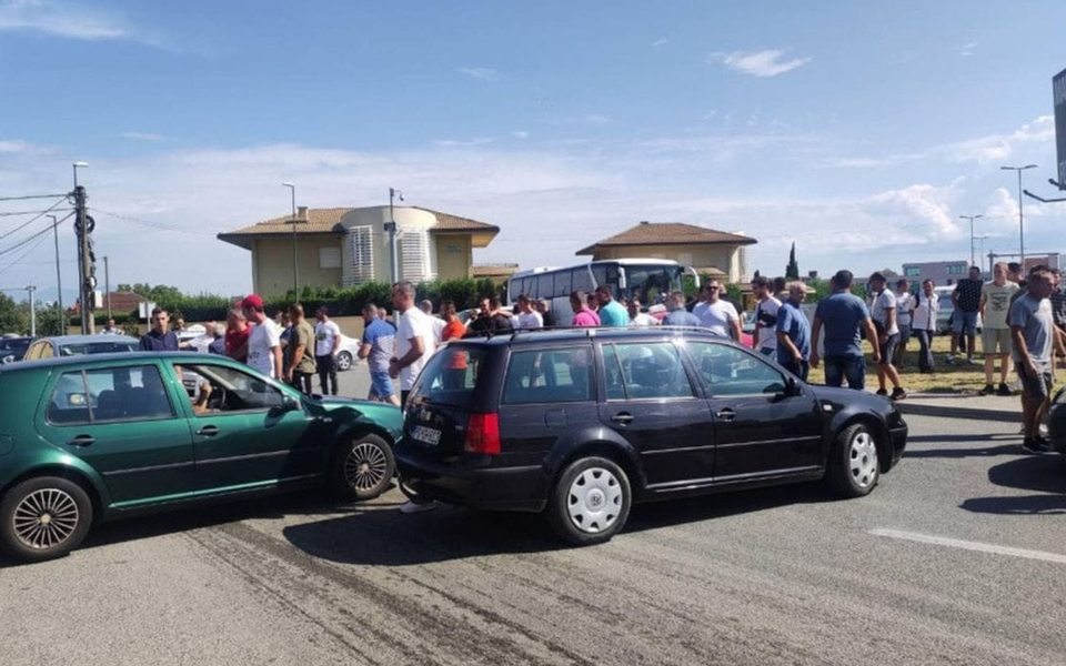 Zećani blokirali saobraćajnicu; pozivaju poslanike da dođu nakon sjednice