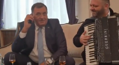 Dodik doveo harmonikaša u kabinet, pa pjevao majci na telefon