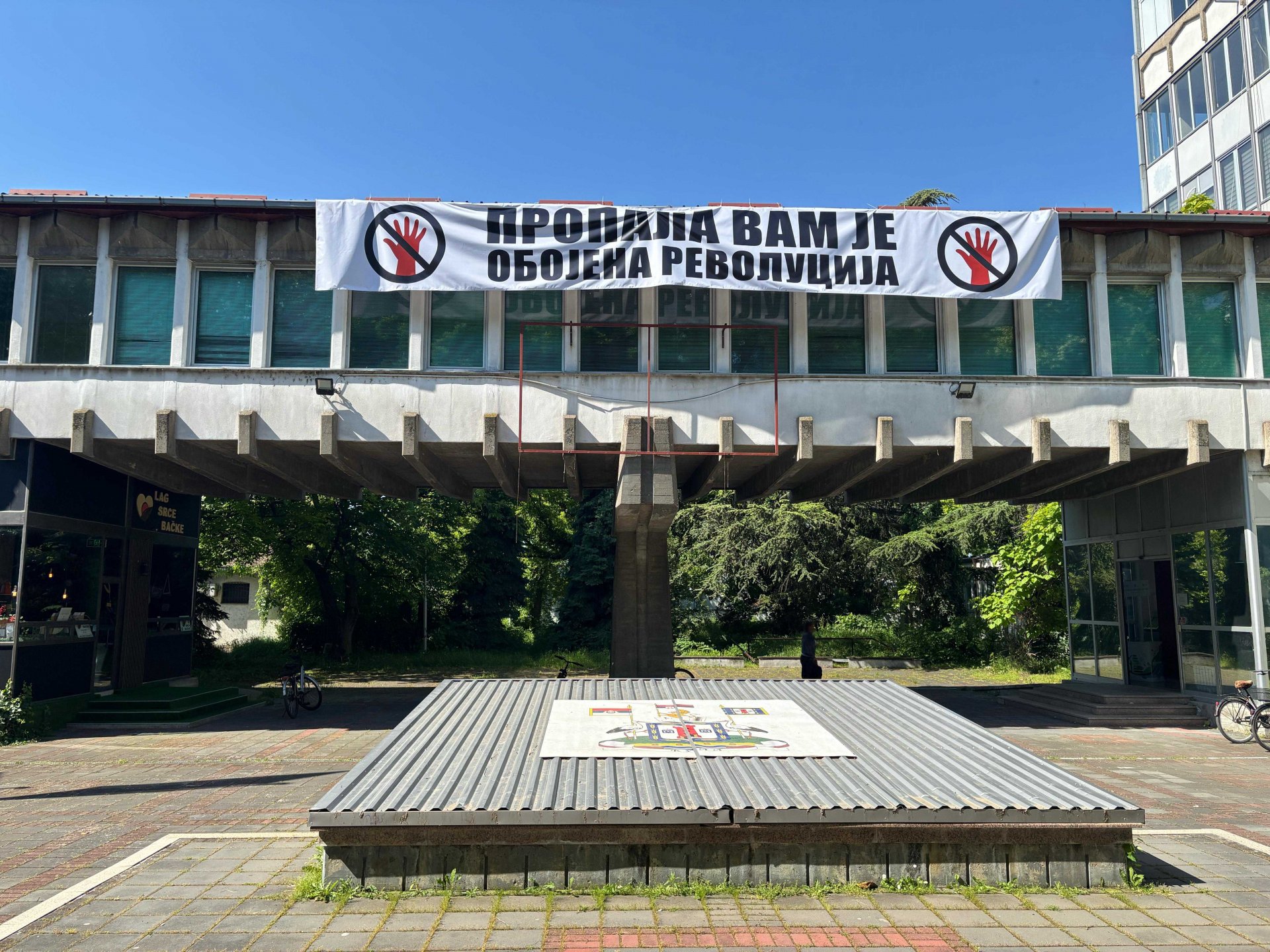 Srbija: Građani skinuli i zapalili transparent Propala vam je obojena revolucija