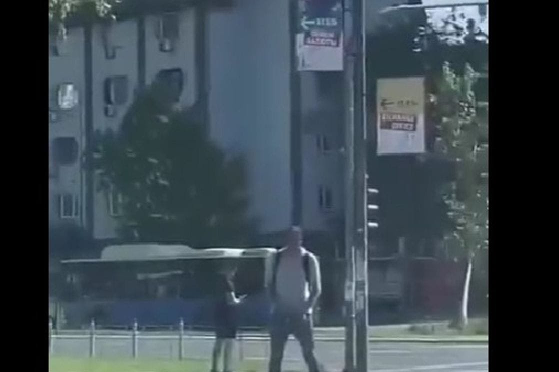 Novi Sad: Muškarac u centru grada urinirao po svijećama i cvijeću za nastradale u padu nadstrešnice