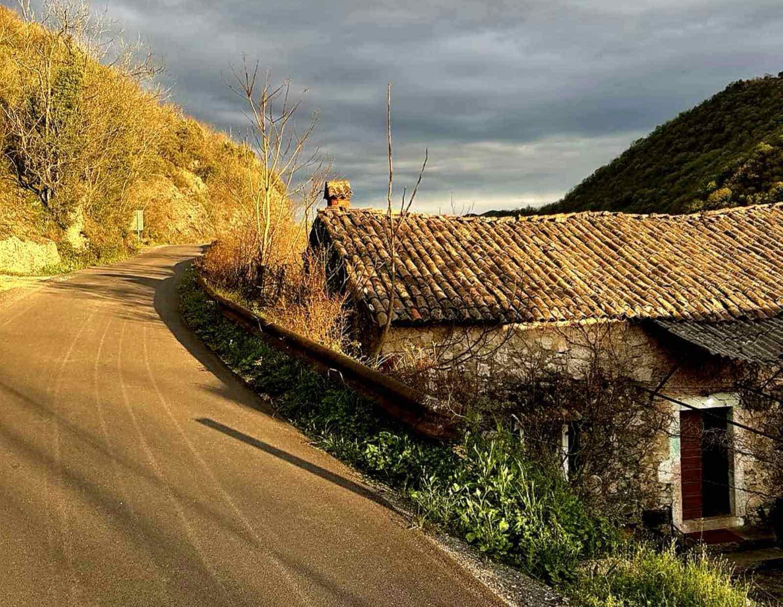 Promjenljivo do potpuno oblačno, mjestimično kiša