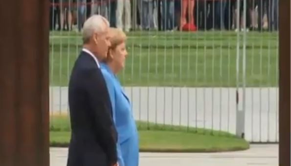 Angela Merkel se trese, treći put