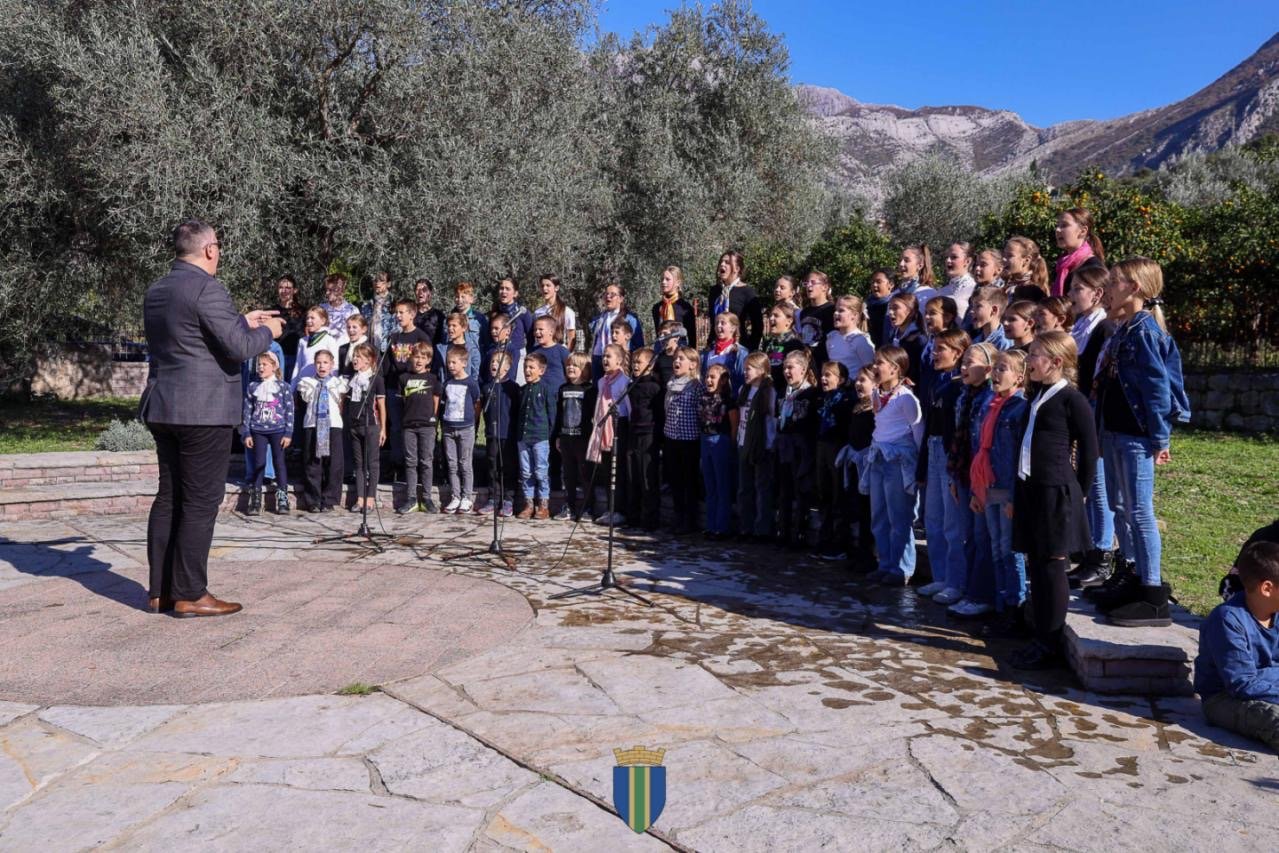 Opština Bar: Pod krošnjom "stare dame” na Mirovici počeli 38. “Susreti pod Starom maslinom”, Bar slavi dječju maštu i stvaralaštvo