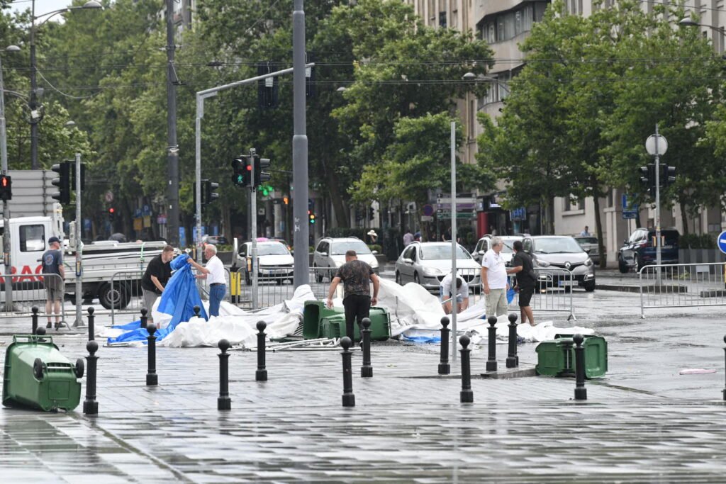 Beograd pogodila oluja, zatvoren aerodrom, lete preostali šatori iz Ćacilenda