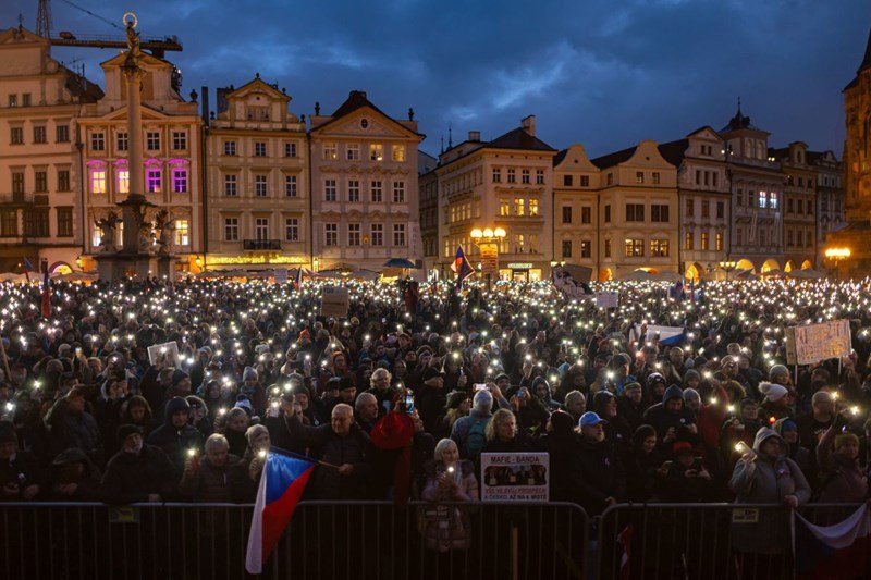 U Češkoj i Slovačkoj protestanti nosili ukrajinske zastave na godišnjicu plišane revolucije
