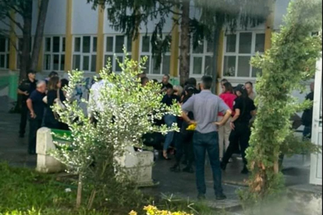 Direktorica Gimnazije u Baru: Dvije osobe koje nijesu učenici naše škole su napale učenika