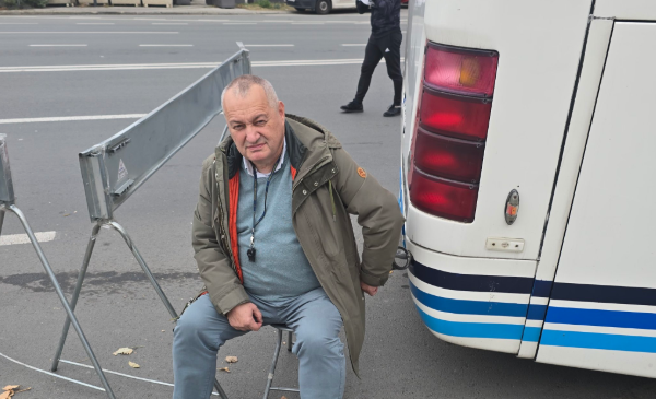 Novi Sad: Srđan Milivojević se vezao lisicama za Jaćimovićev autobus