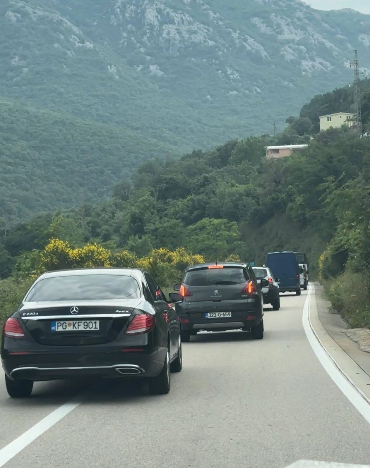 Vlada Crne Gore reagovanje: Niko od najbližih saradnika premijera nema i ne koristi službeno vozilo