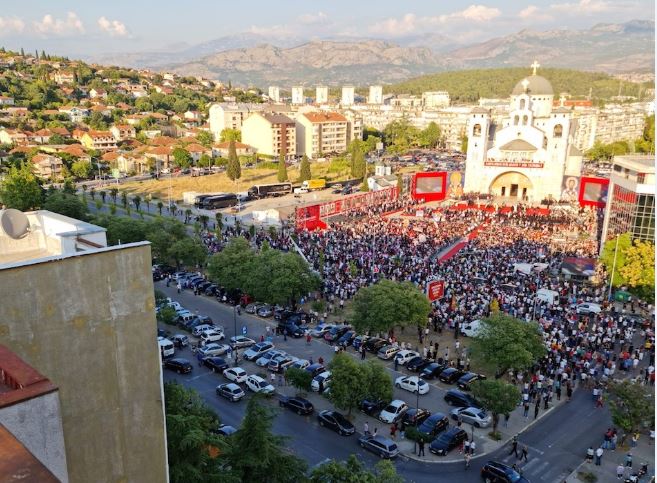 Krivokapić i brojni funkcioneri dočekali Porfirija i Joanikija ispred Hrama