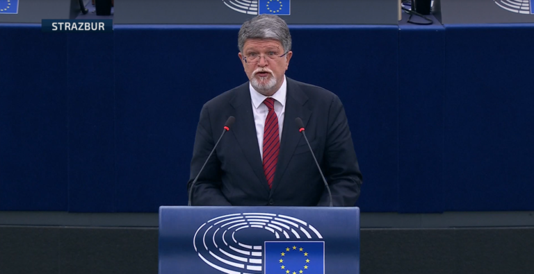 Burna rasprava u EP o stanju u Srbiji:  Brisel ne može dati Beogradu šargarepu, dok Vučić na ulici ljudima nudi batine