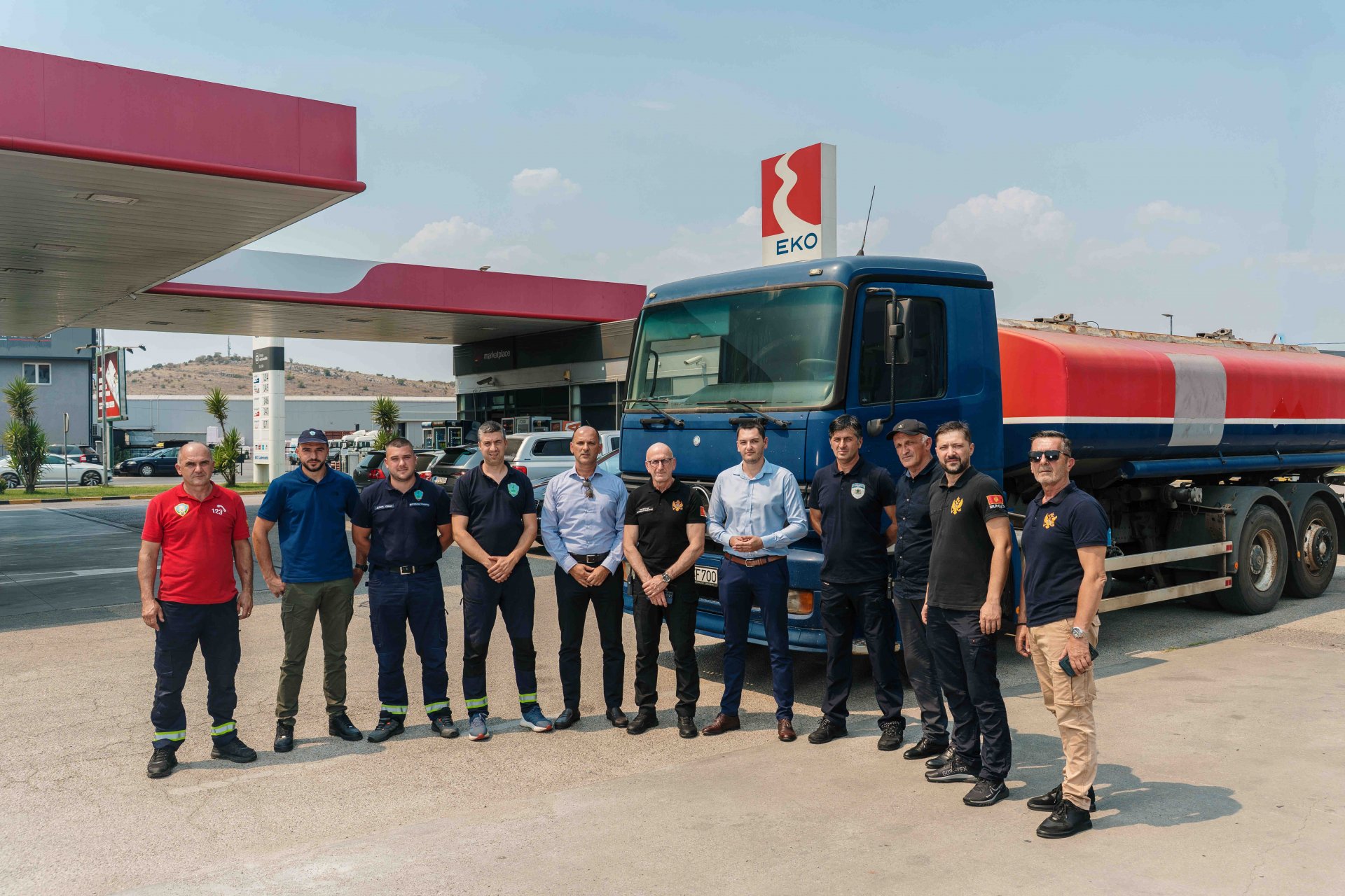 Kompanija Jugopetrol AD donirala tri cistijerne za prevoz vode i namirnice za vatrogasce na terenu