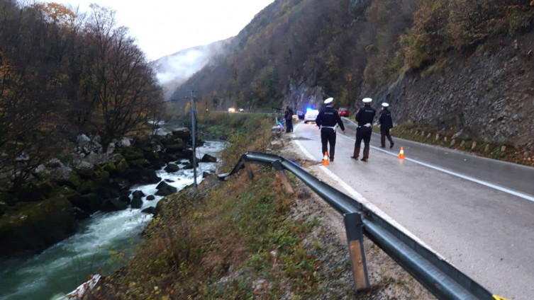 Nesreća kod Banja Luke: Kamion sa radnicima sletio u Vrbas, ima poginulih