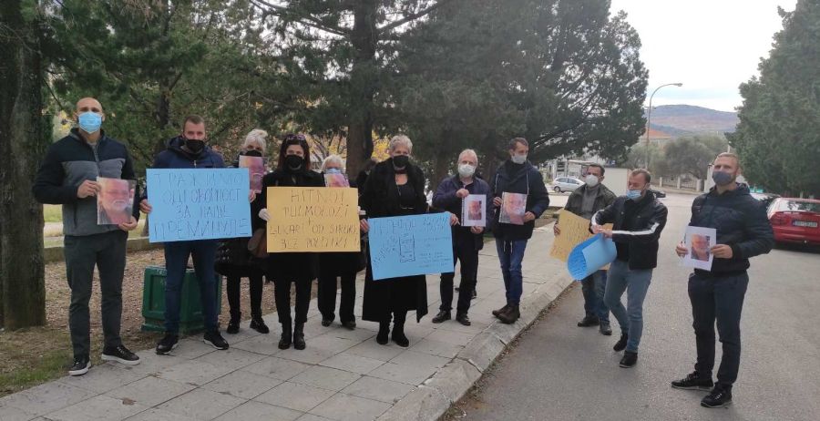 Protest porodica preminulih od koronavirusa ispred bolnice Bar