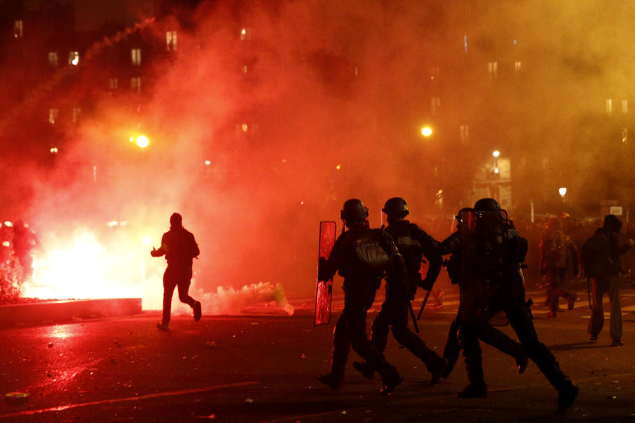 Pariz u blokadi: Demonstranti pale vozila, policija bacila suzavac
