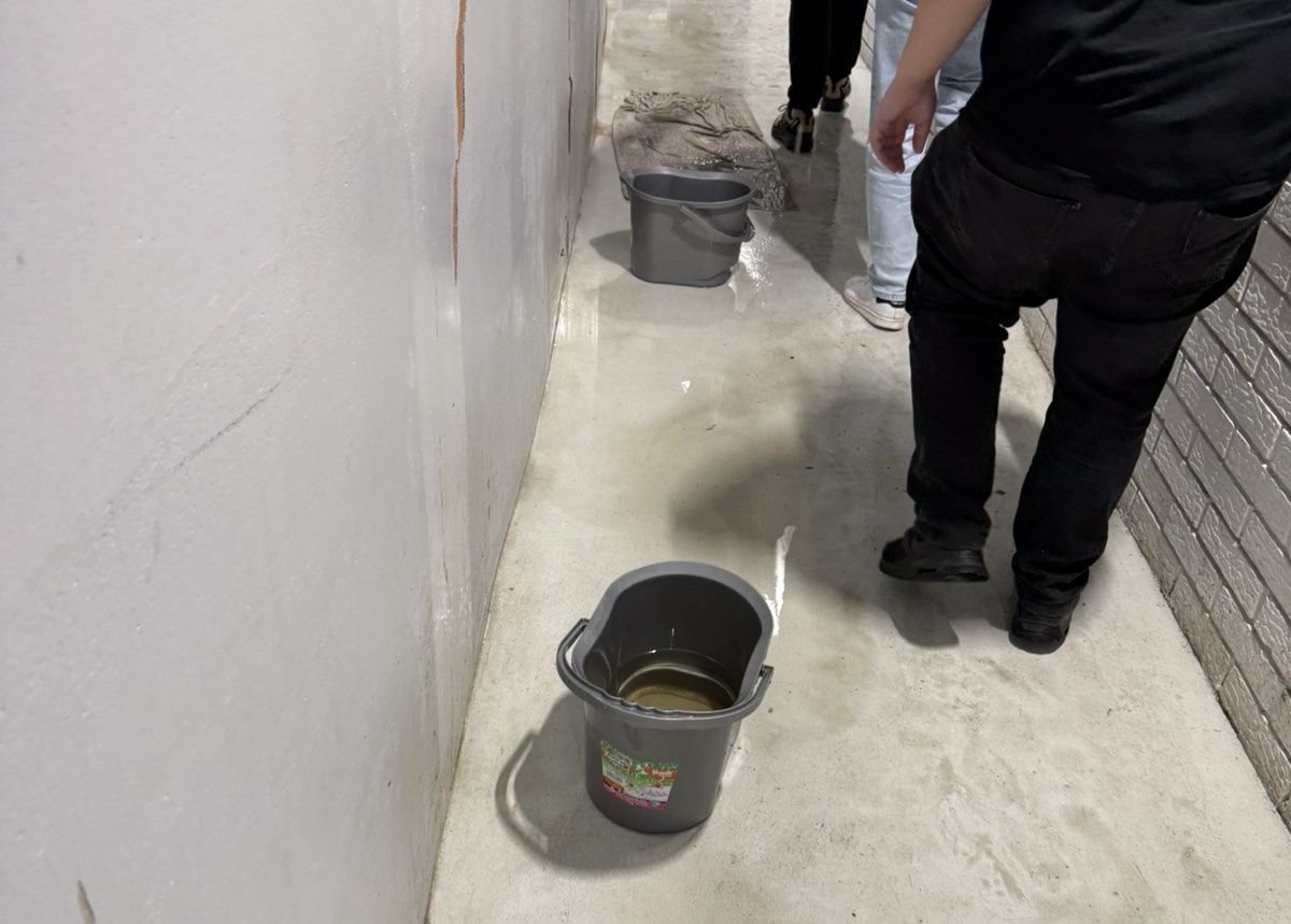 Novinari u vodi, prokišnjava krov M:tel dvorane Morača