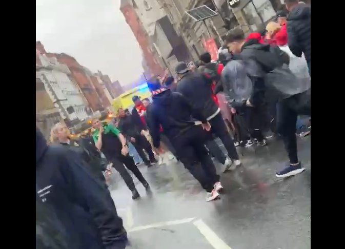 Horor scene iz Liverpoola: Nepoznata osoba autom "kosila" navijače na proslavi