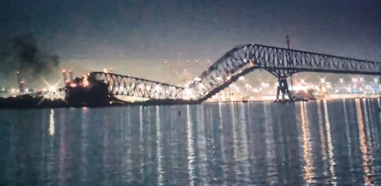 Srušio se most u Baltimoru, veliki brod udario u njega, vozila sletjela u vodu, traga se za najmanje 20 osoba