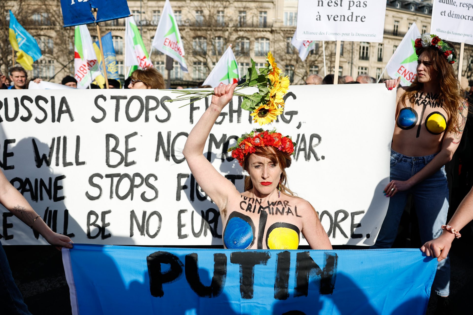 Hiljade demonstranata u Parizu u znak podrške Ukrajini