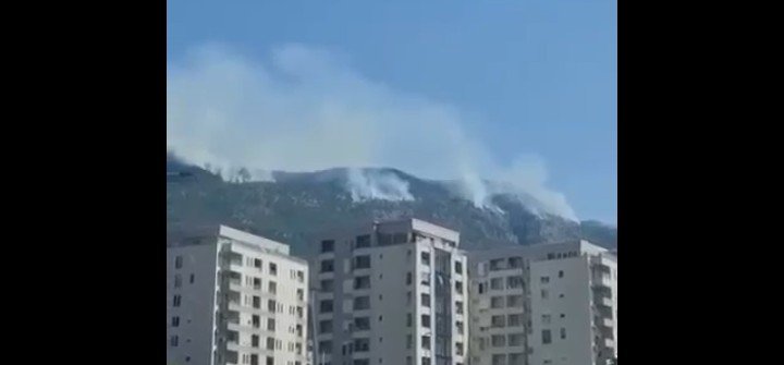 Dva helikoptera gase požar na Brajićima, saobraćaj se povremeno obustavlja