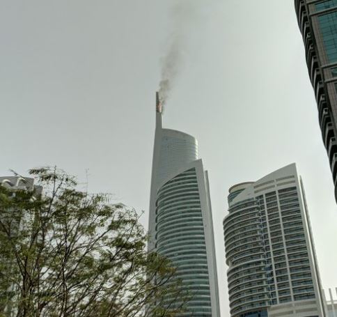 Požar u Dubaiju: Sa vrha nebodera kulja gust dim