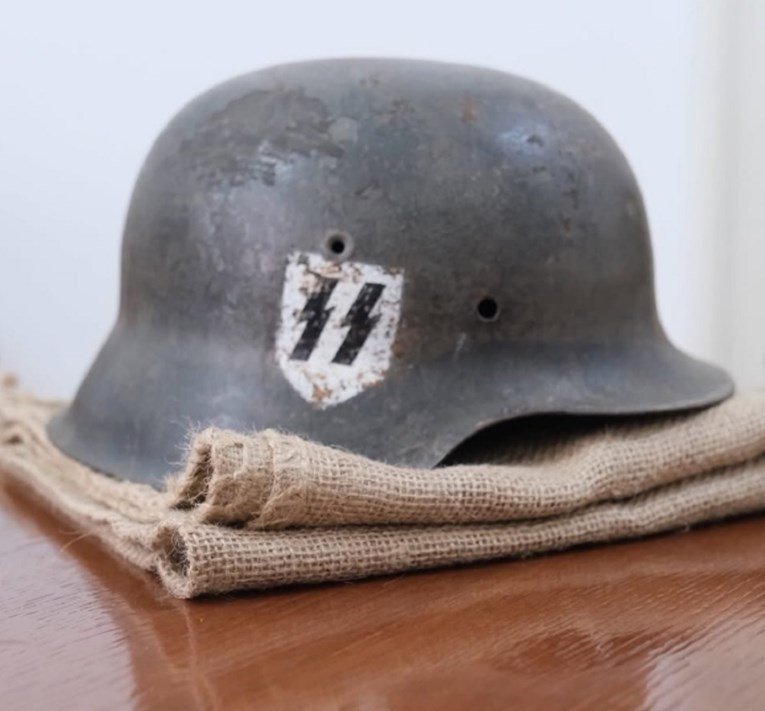 Dodikov ministar poslao Šmitu nacističku kacigu, uslijedio oštar odgovor