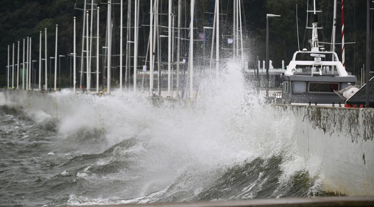 Nevrijeme rušilo stabla širom Evrope, nestala struja, otkazani letovi...