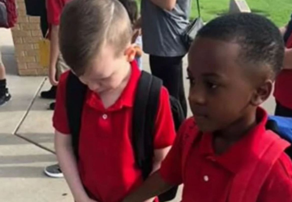 Utješio dječaka s autizmom prvi dan škole pa rasplakao cijeli svijet
