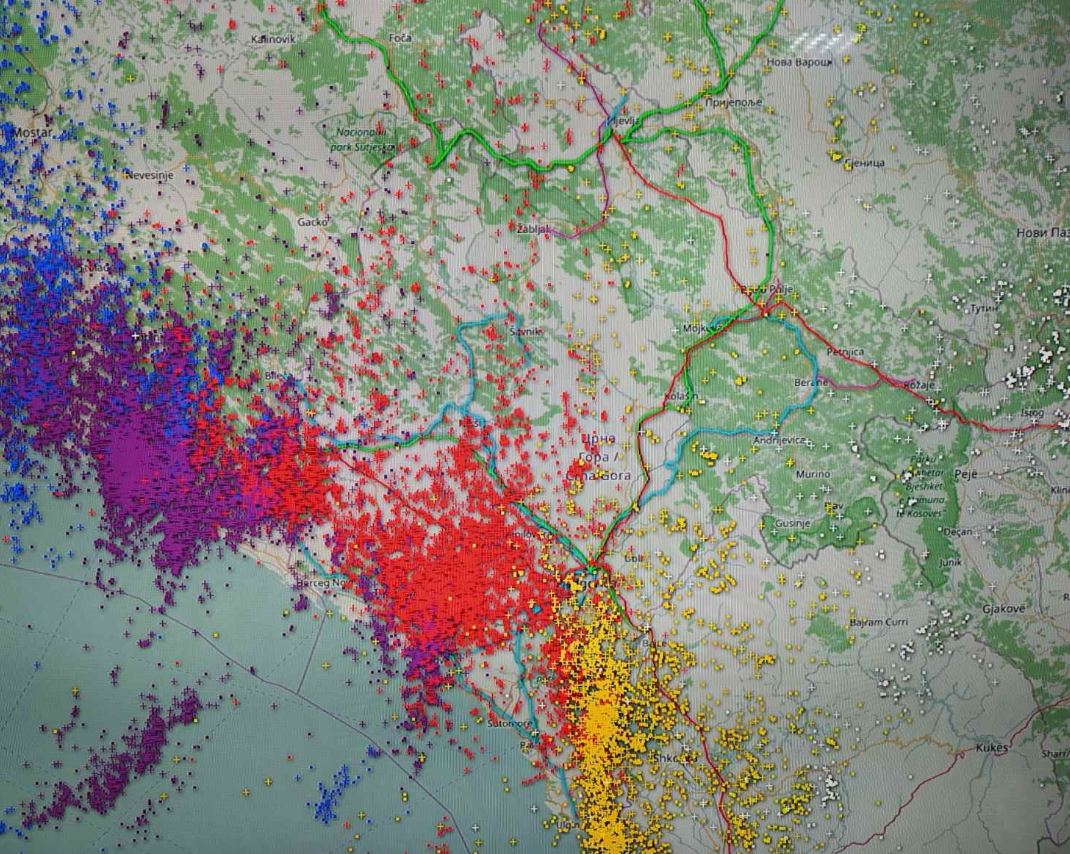 Crnu Goru za 12 sati pogodilo preko 58.000 munja!
