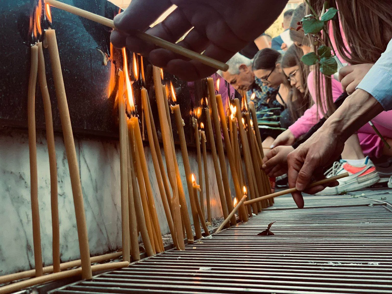 Pogledajte fotografije i snimke: Građani na Trgu nezavisnosti odaju počast žrtvama u Beogradu