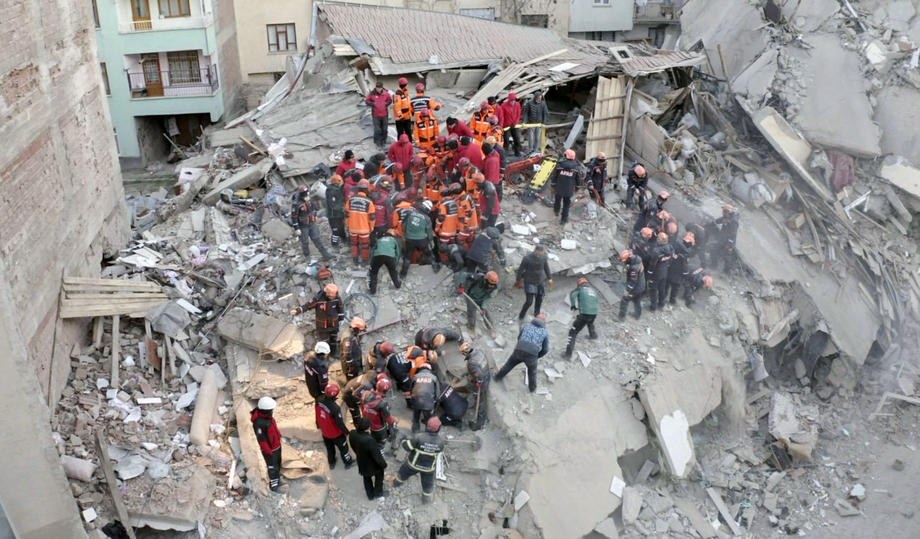 U zemljotresu u Turskoj poginulo 22, trudnica deset sati bila ispod ruševina
