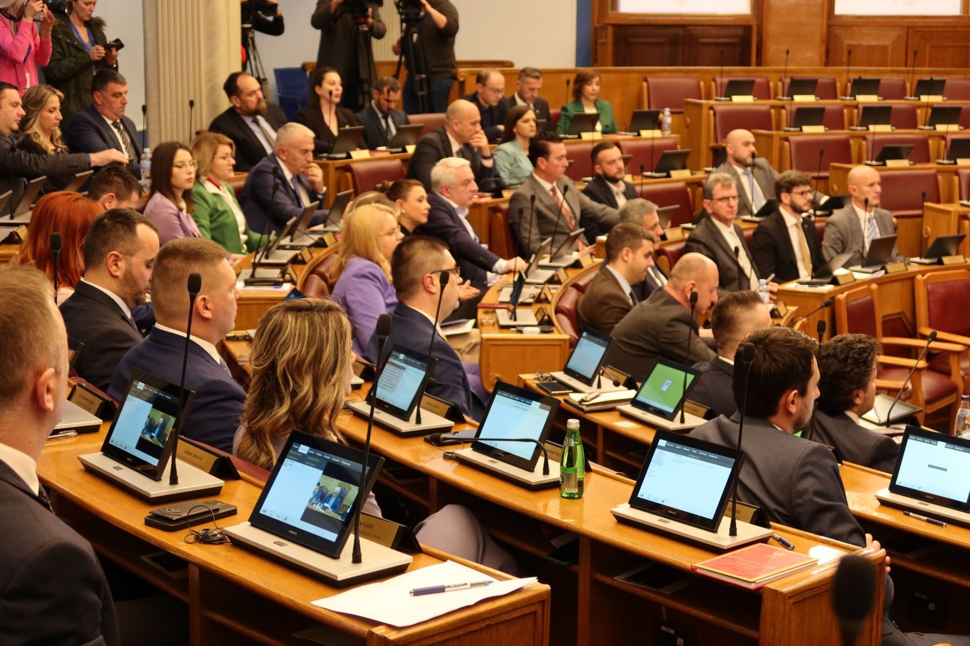 Demokrate zatražile prekid sjednice Skupštine zbog izbora Radovića, Mandić prihvatio