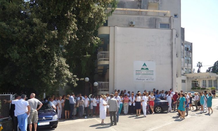 Ispred bolnice u Meljinama štrajk medicinara, Atlas grupa: Uložili smo 32 miliona
