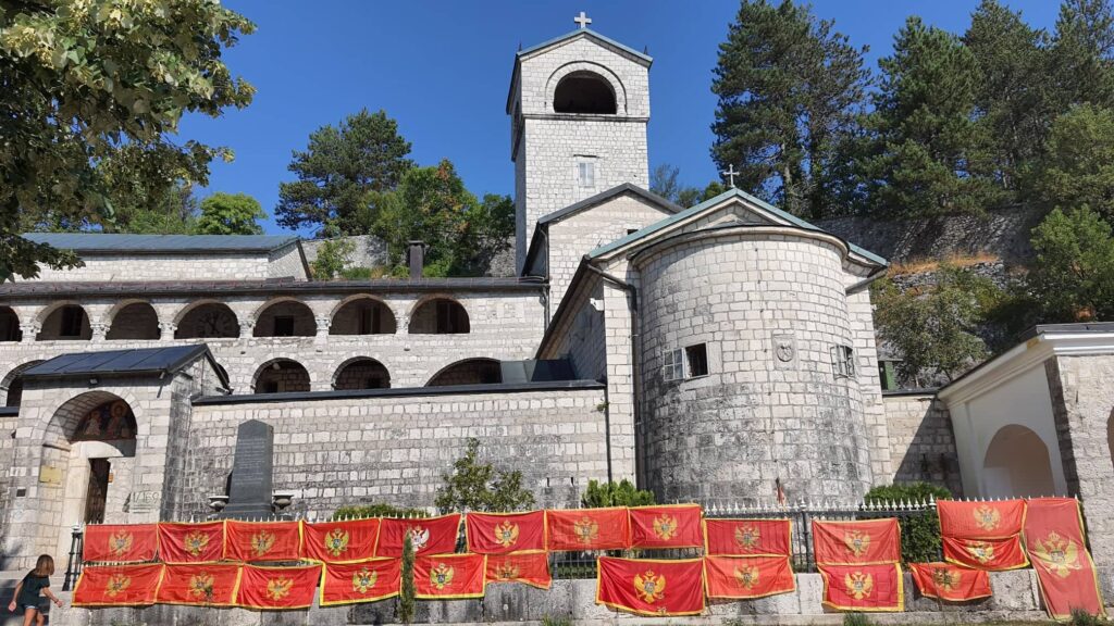 Pogledajte snimak iz prijestonice: Veliki broj zastava na ogradi Cetinjskog manastira