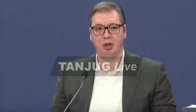 Vučić na konferenciji za medije pokazao fotografije tijela ubijenih mladića, jedno obezglavljeno