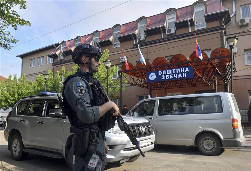Snage KFOR-a ispred zgrada opština na sjeveru Kosova, policija u Zvečanu koristila suzavac