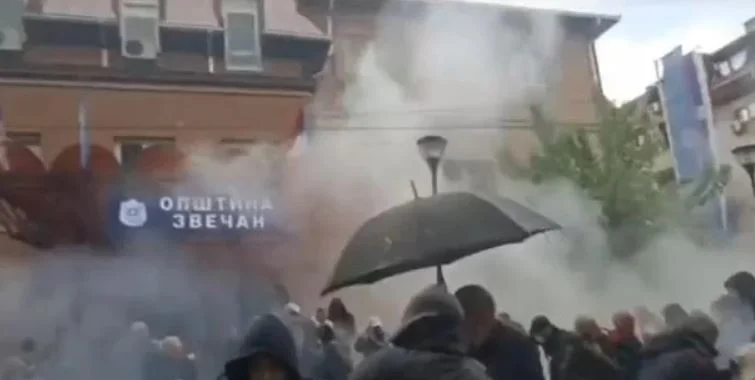 Desetak povrijeđenih u sukobu policije i građana u Zvečanu