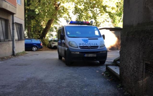Mostar: Razbojnik upao s automatskom puškom u poštu, ispadao mu novac dok je bježao