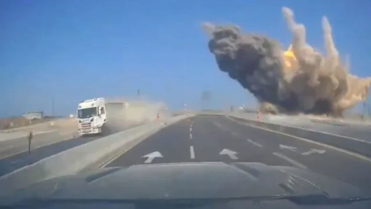 Kamera u automobilu snimila trenutak udara iranske rakete u Izraelu