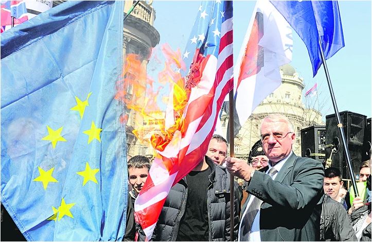 Šešelj zapalio zastave "najvećih srpskih neprijatelja"