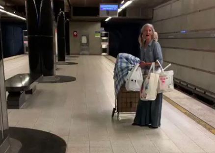 Beskućnica očarala svijet arijom u metrou