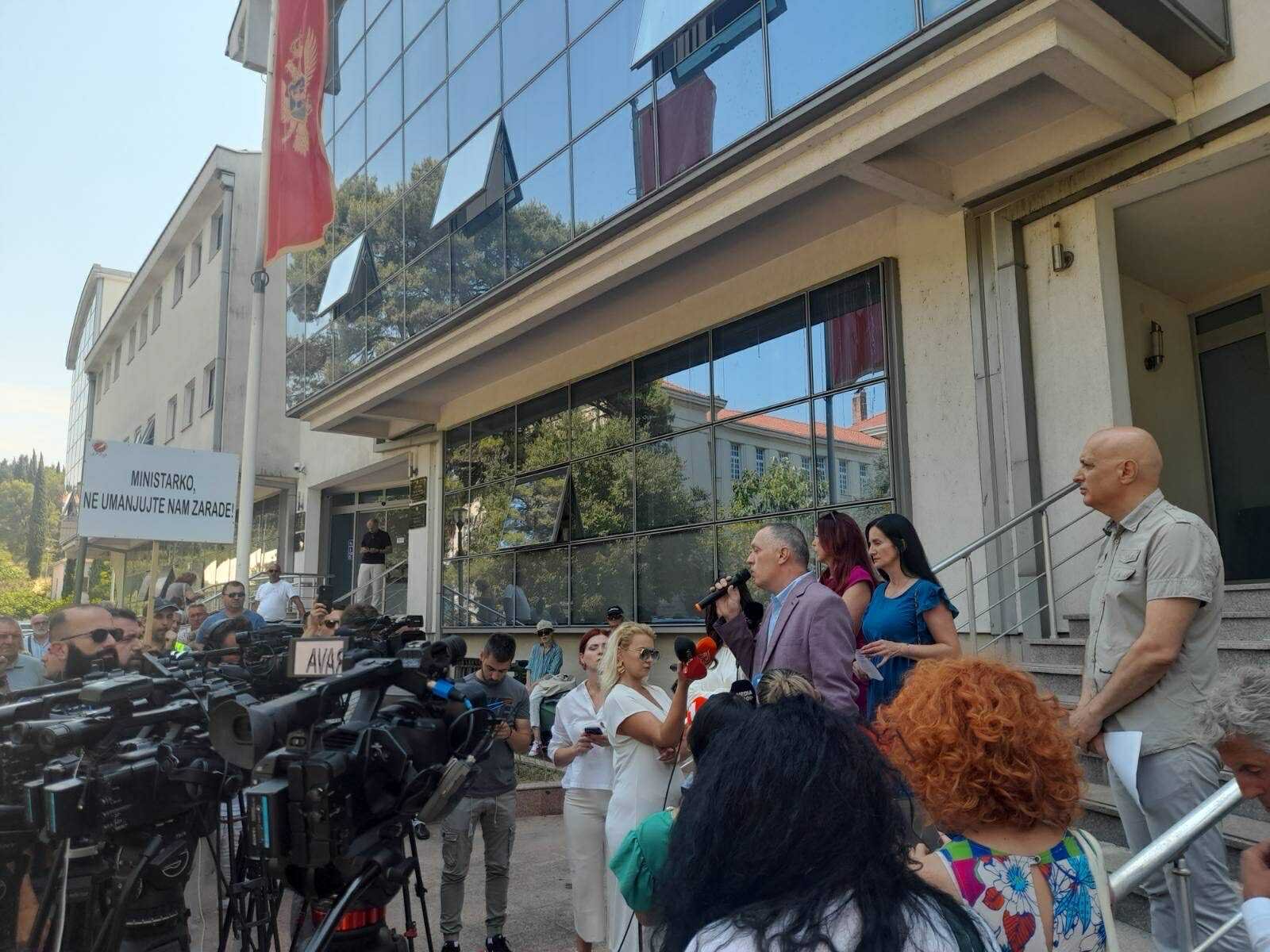 Protest Sindikata prosvjete: Društvo koje ponižava prosvjetne radnike nije srećno društvo